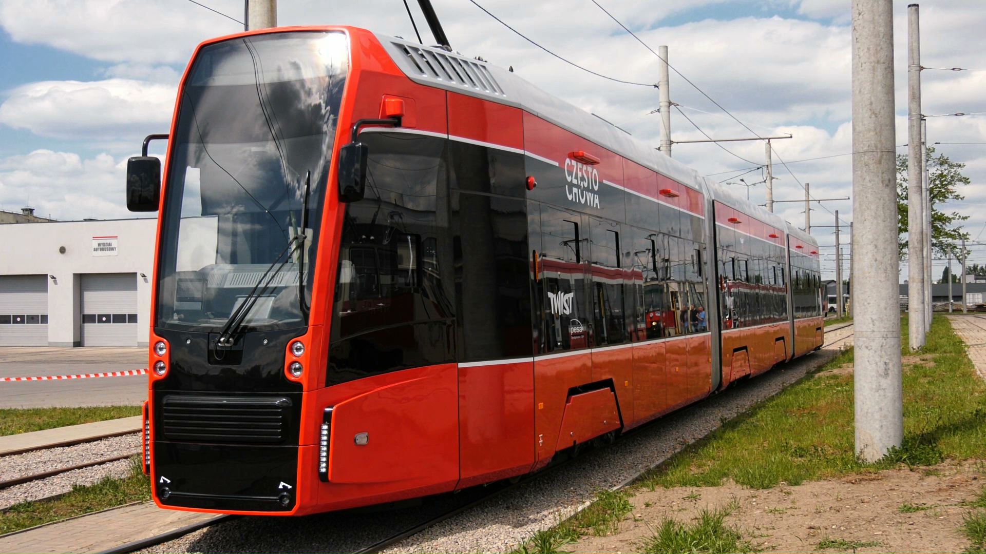 Nowe tramwaje wyjeżdżają na tory Pierwszy TWIST już budzi sensację