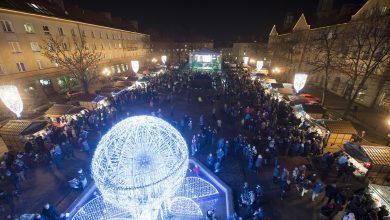 Tychy: Ktoś zniszczył świąteczne dekoracje na placu Baczyńskiego. Policja szuka sprawców i świadków (fot.UM Tychy)