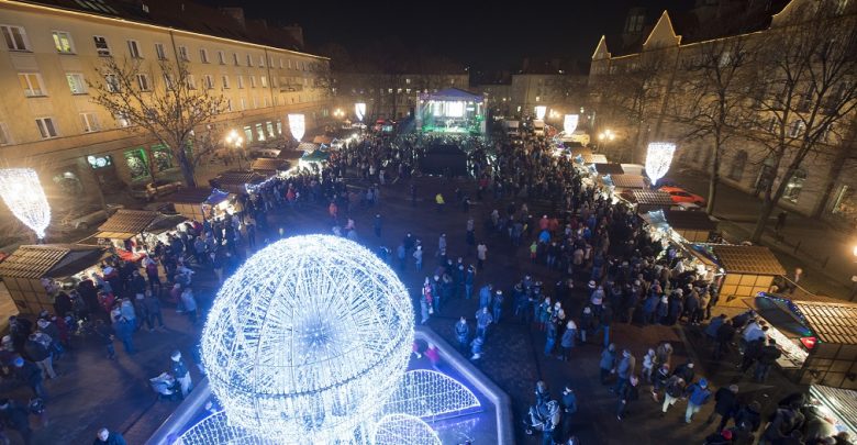 Tychy: Ktoś zniszczył świąteczne dekoracje na placu Baczyńskiego. Policja szuka sprawców i świadków (fot.UM Tychy)