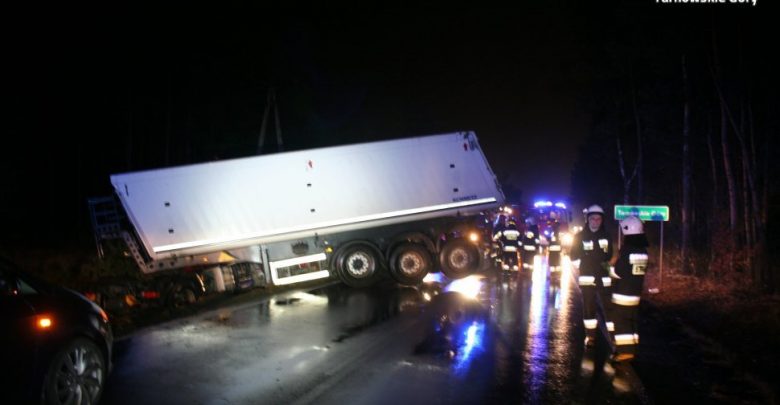 Wypadek w Miasteczku Śląskim [ZDJĘCIA] Ciężarówka staranowała znaki i uderzyła w drzewo!