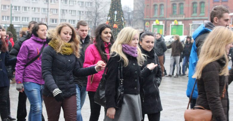 Ruda Śląska: Wspólnie zatańczą poloneza. Maturzyści spotkają się na placu Jana Pawła II 30 stycznia (fot.archiwum TVS)