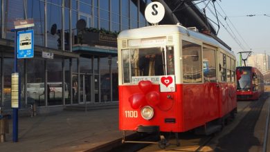 Całować się przy ludziach, w tramwaju? To możliwe w zakochanej banie