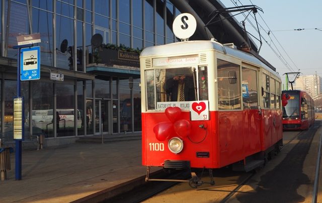 Całować się przy ludziach, w tramwaju? To możliwe w zakochanej banie