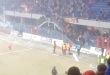 Policja namierzyła kolejnego kibola, który brał udział w zadymie, po której sędzia musiał przerwać mecz Piast Gliwice - Górnik Zabrze (fot. youtube.com)
