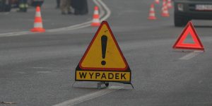 Groźny wypadek w Wieszowie! Samochód stanął w płomieniach! Droga jest zamknięta