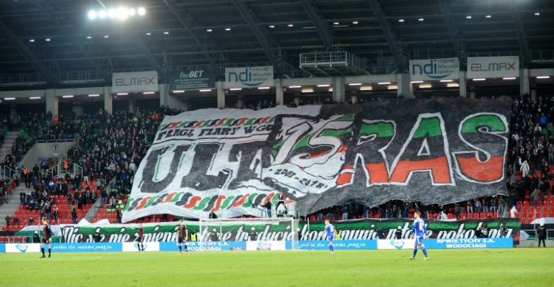 Zadyma na meczu GKS Tychy – Ruch Chorzów! Race, palenie flagi i rzucanie krzesełkami