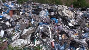 Smród, bałagan i groźba zatrucia wody! Kto posprząta nielegalne wysypisko śmieci w Sławkowie?