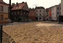 W centrum Gliwic powstaje plaża. Na plac między ulicą Raciborską, a Kaczyńcem wysypano już 50 ton żółtego piasku