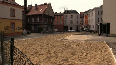 W centrum Gliwic powstaje plaża. Na plac między ulicą Raciborską, a Kaczyńcem wysypano już 50 ton żółtego piasku