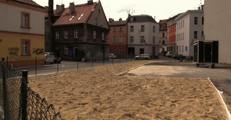 W centrum Gliwic powstaje plaża. Na plac między ulicą Raciborską, a Kaczyńcem wysypano już 50 ton żółtego piasku