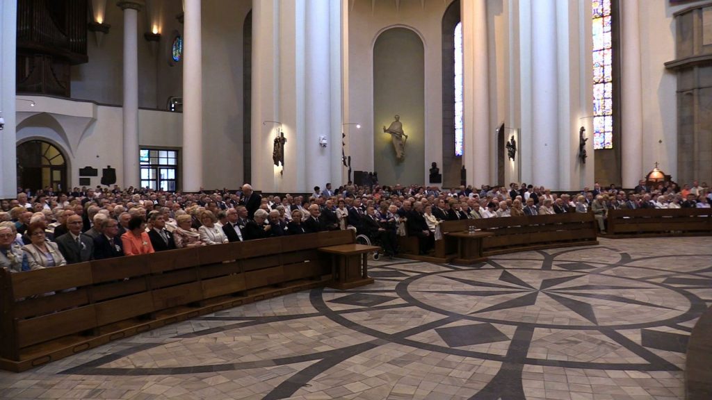 Katowice: Prawie 1000 par świętowało jubileusze małżeńskie w katedrze Chrystusa Króla