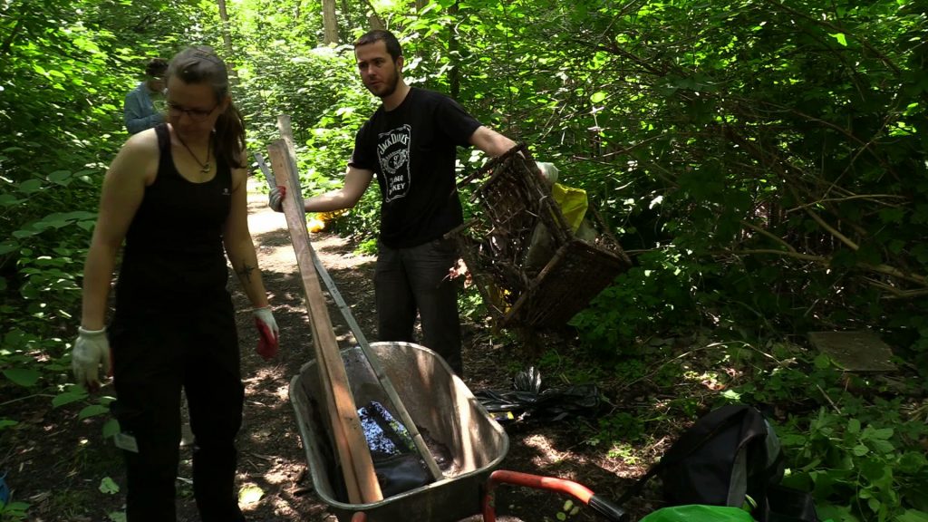 Katowice: Mieszkańcy sprzątali Alpy w Parku Wełnowieckim. Mają dość bałaganu