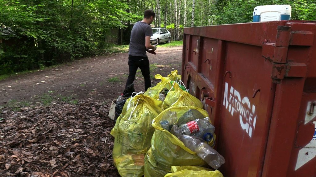 Katowice: Mieszkańcy sprzątali Alpy w Parku Wełnowieckim. Mają dość bałaganu