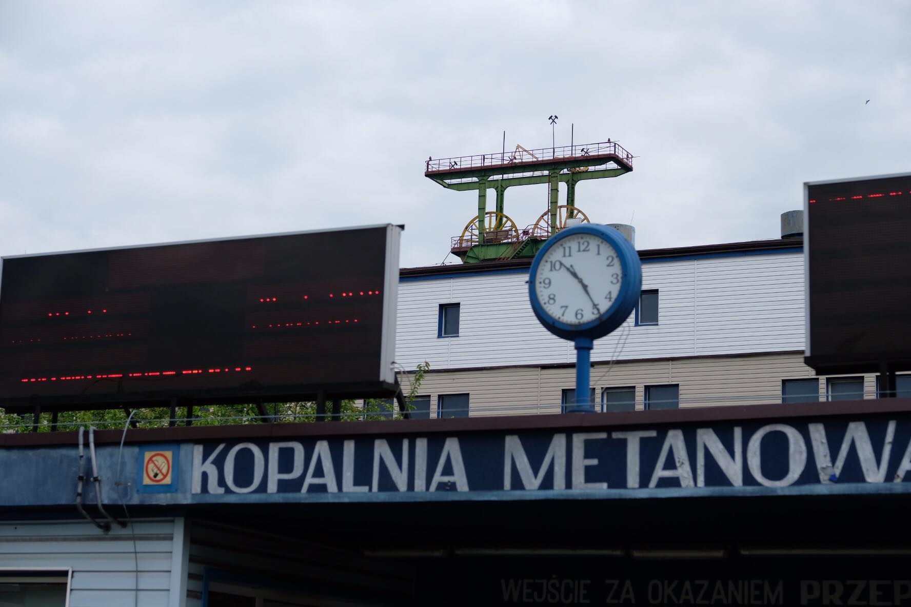 W oficjalnym komunikacie pojawiła się informacja, że również i tych pracowników KWK „Zofiówka” nie udało się uratować. [fot. archiwum TVS]