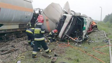 Jedna osoba została ranna w zderzeniu ciężarówki z pociągiem towarowym przewożącym cysterny z gazem. Do wypadku doszło w miejscowości Wólka Plebańska (fot.TVP)