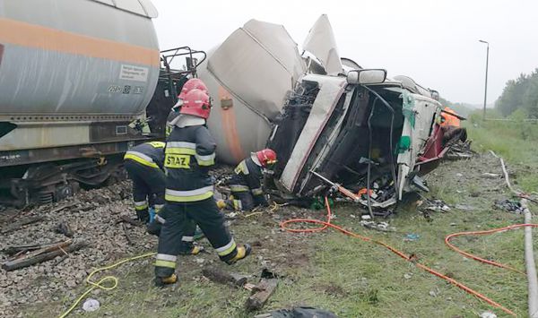 Jedna osoba została ranna w zderzeniu ciężarówki z pociągiem towarowym przewożącym cysterny z gazem. Do wypadku doszło w miejscowości Wólka Plebańska (fot.TVP)