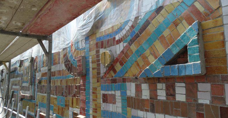 Dobiegają końca prace związane z montażem zabytkowej mozaiki Franciszka Wyleżucha na terenie Zespołu Szkół nr 4 im. Janusza Groszkowskiego zwanego szkołą ZEG-owską (UM Tychy)