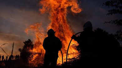 W Jaworznie w siedmiu miejscach rozpalono dzisiaj (21.05) siedem gigantycznych ognisk. Dlaczego? To tradycja - to Jaworznickie Sobótki (fot.Paweł Jędrusik)