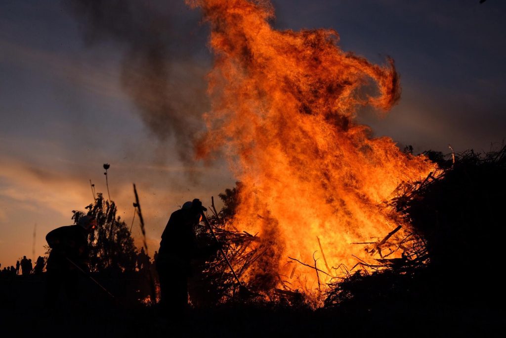 Gigantyczne ogniska płoną w Jaworznie. To Jaworznickie Sobótki. Zapłonęło 7 watr (foto. Paweł Jędrusik)