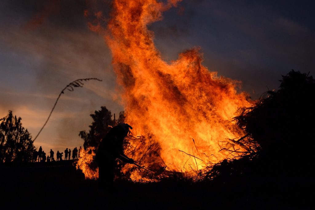 Gigantyczne ogniska płoną w Jaworznie. To Jaworznickie Sobótki. Zapłonęło 7 watr (foto. Paweł Jędrusik)