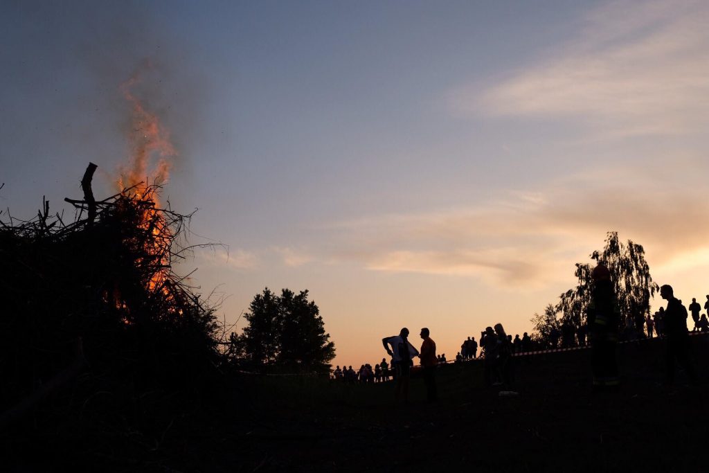 Na Jaworznickie Sobótki w Jaworznie przygotowano 7 watr w róznych dzielnicach. Wszystkie rozpalono przy dzwiękach muzyki harcerskiej (fot.Paweł Jędrusik)