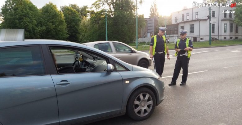 Groźny wypadek w Zabrzu. W centrum miasta 12-letni rowerzysta wjechał w samochód osobowy (fot.KMP Zabrze)