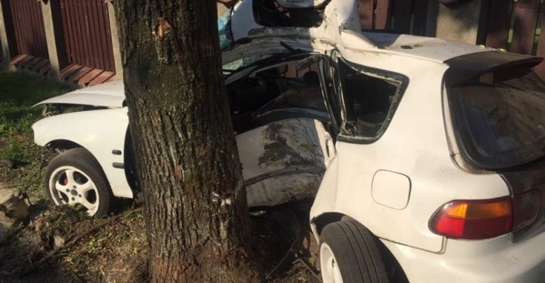 Śmiertelny wypadek w Katowicach! Samochód okręcił się wokół drzewa! Zginął 18-latek (fot.KMP Katowice)