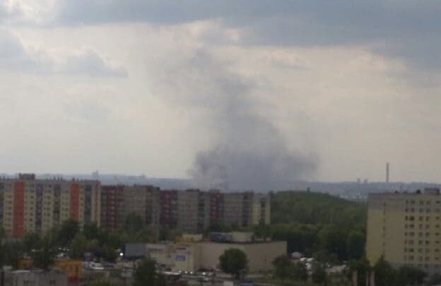 Ogromny słup czarnego dymu nad Sosnowcem. To efekt pożaru w pomieszczeniach dawnej piekarni (fot.Katarzyna Górczyńska)