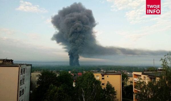 Potężny pożar składowiska w Trzebini! Wygląda jak po wybuchu atomowym! (fot.TVP Info/Twoje Info)