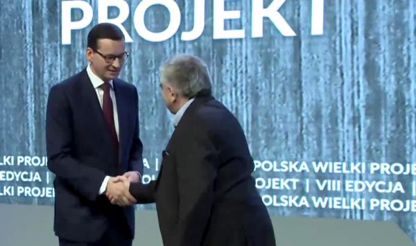 Premier Mateusz Morawiecki wręczył nagrodę im. Prezydenta Lecha Kaczyńskiego (fot.TVP Info)