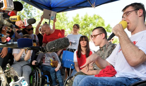 Koniec protestu w Sejmie. Protestujący rodzice osób niepełnosprawnych podziękowali m.in. opozycji i masażystom(TVP Info)