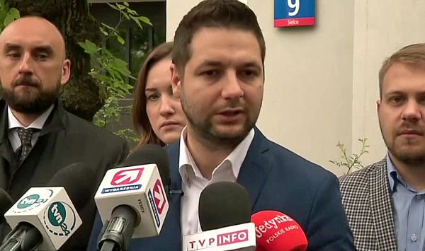 Polityk politykowi stawia ultimatum? Patryk Jaki vs Rafał Trzaskowski(fot.TVP Info)