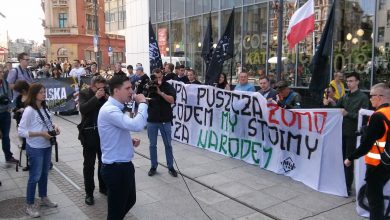 Na Rynku w Katowicach w niedzielę 20.05 rozpoczęła się manifestacja Młodzieży Wszechpolskiej