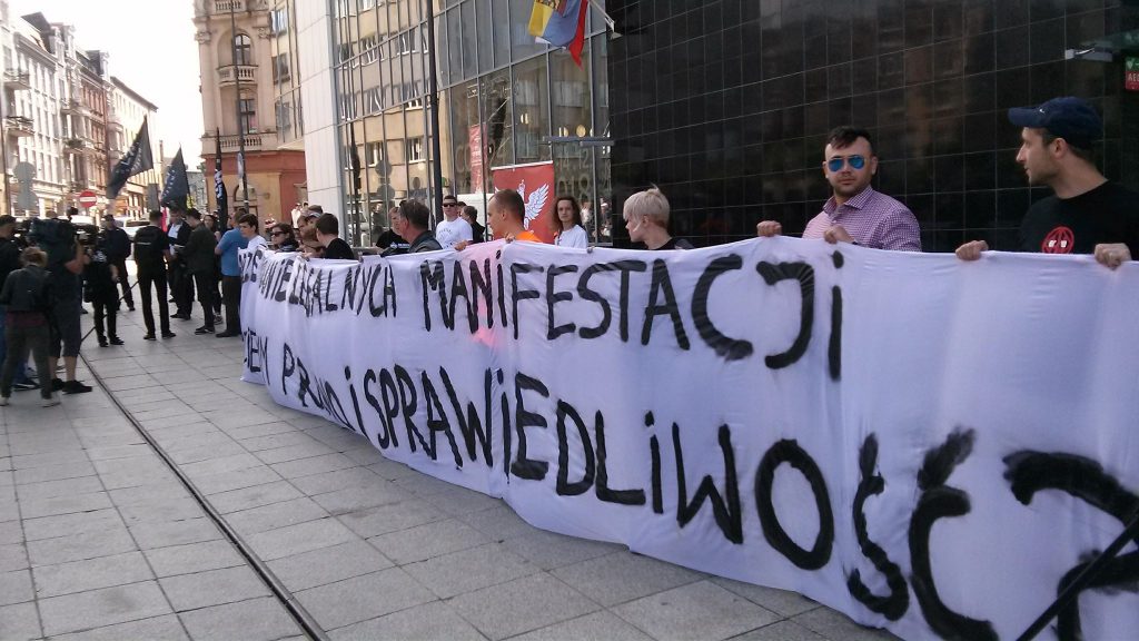 Na Rynku w Katowicach w niedzielę 20.05 rozpoczęła się manifestacja Młodzieży Wszechpolskiej