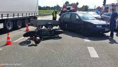 Wypadek motocyklisty na DK 81 w Orzeszu. Rannego z Wiślanki zabrał helikopter (fot.www.112tychy.pl)