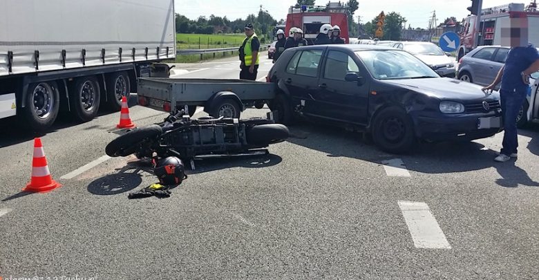 Wypadek motocyklisty na DK 81 w Orzeszu. Rannego z Wiślanki zabrał helikopter (fot.www.112tychy.pl)