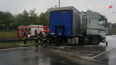 Świętochłowice: Ciężarówka wbiła się w bariery! Groźny wypadek 18 maja na DTŚ (fot.KMP Świętochłowice)