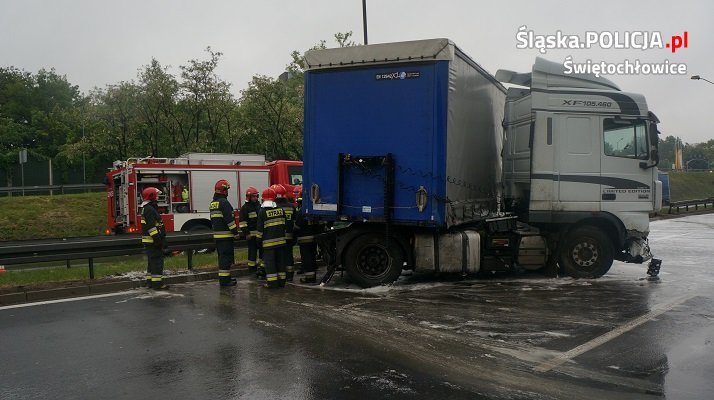 Świętochłowice: Ciężarówka wbiła się w bariery! Groźny wypadek 18 maja na DTŚ (fot.KMP Świętochłowice)