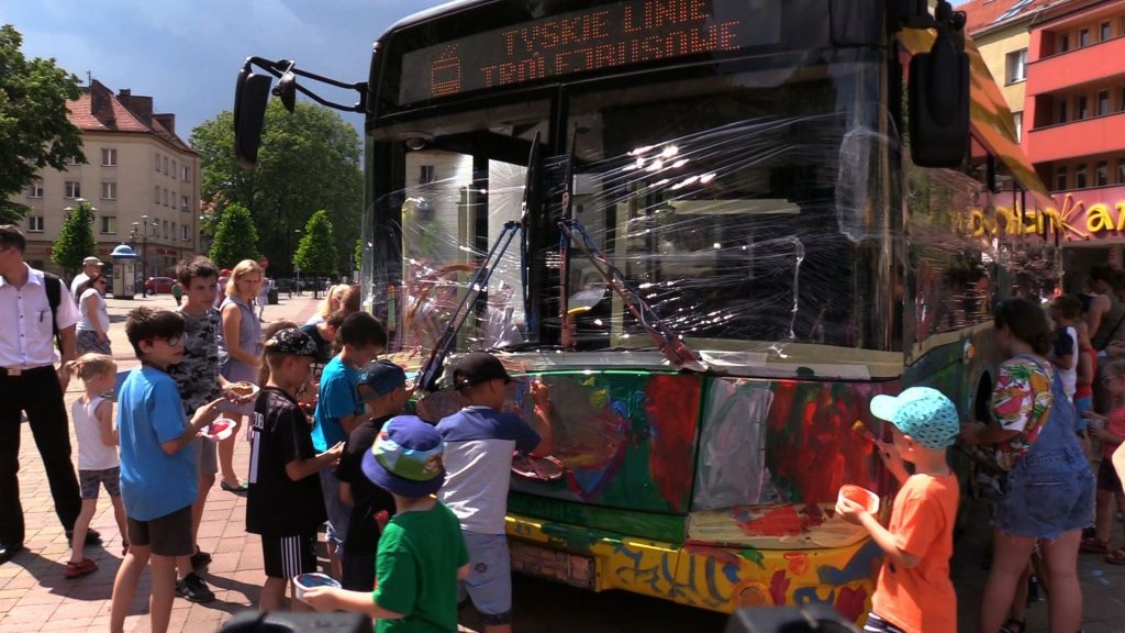 Takiego Dnia Dziecka w Tychach jeszcze nie było! Dzieci na 1 czerwca do pomalowania dostały trolejbus!