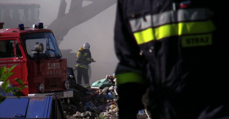 Pożar makulatury w Piekarach Śląskich: przyczyny pożaru wciąż są nieznane