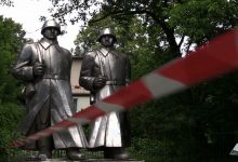Policja i straż miejska blokowały demontaż pomnika Armii Czerwonej w Dąbrowie Górniczej