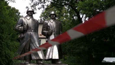 Policja i straż miejska blokowały demontaż pomnika Armii Czerwonej w Dąbrowie Górniczej