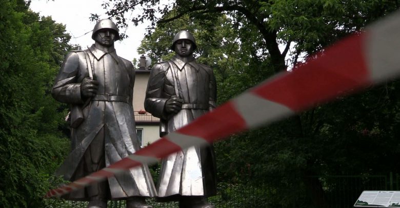 Policja i straż miejska blokowały demontaż pomnika Armii Czerwonej w Dąbrowie Górniczej