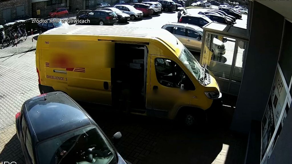 Gliwice: Złodziej okradający furgon z przesyłkami przytrzasnął sobie dłoń drzwiami. Szuka go policja (fot.KMP Gliwice)