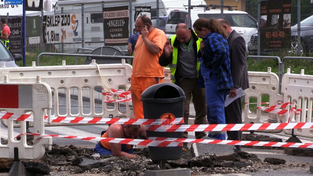 Katowice: Olbrzymia dziura na środku ulicy! Zapadła się część ulicy Kijowskiej