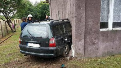 Chciała coś znaleźć w torebce i wjechała w dom [ZDJĘCIA] (fot.Policja Mazowiecka)