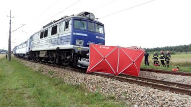 Toyota zderzyła się z pociągiem. Dwie osoby nie żyją (fot.Policja Podkarpacka)