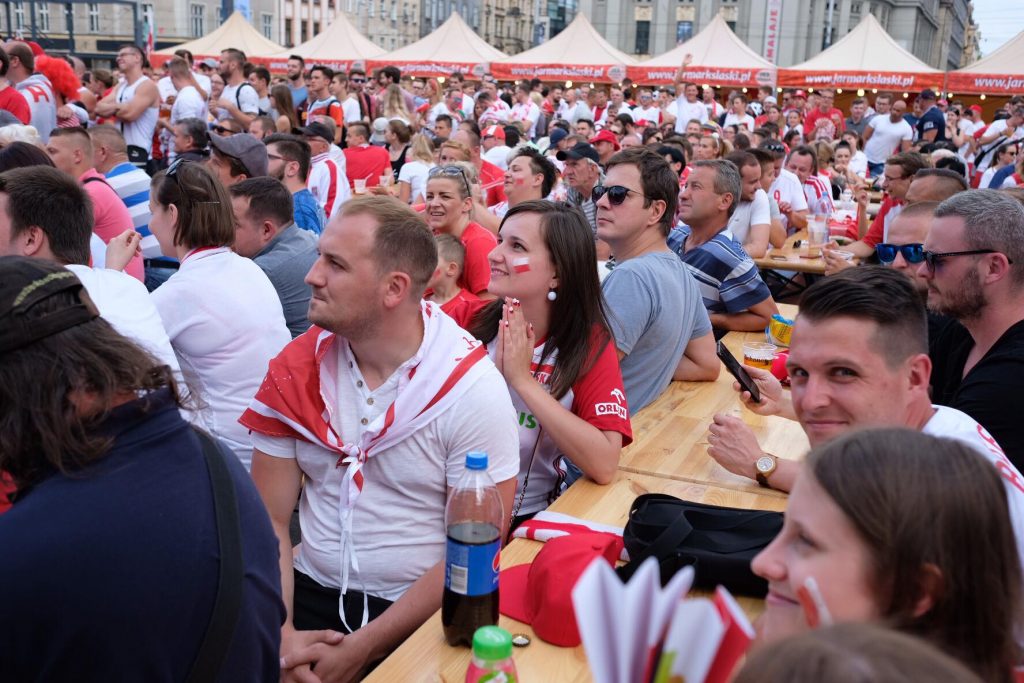 Biało-czerwoni grają w Moskwie z Senegalem, a tysiące kibiców trzyma za nich kciuki w katowickiej strefie kibica (Paweł Jędrusik)
