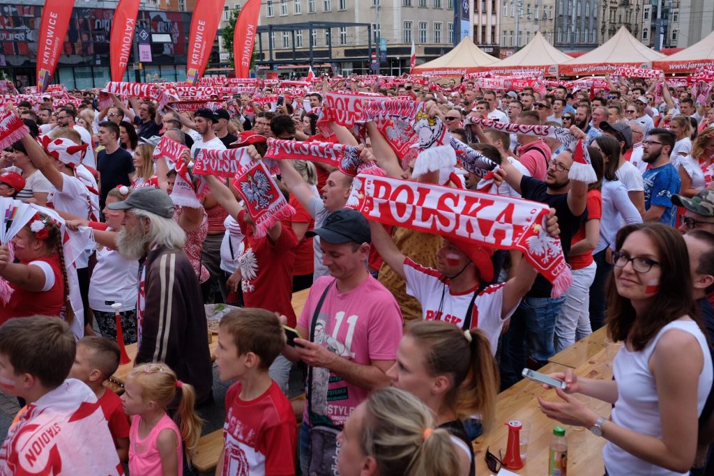 Mecz Polska - Senegal we wtorek, 19 czerwca na Rynku w Katowicach. Coraz więcej ludzi w strefie kibica (fot.Paweł Jędrusik)