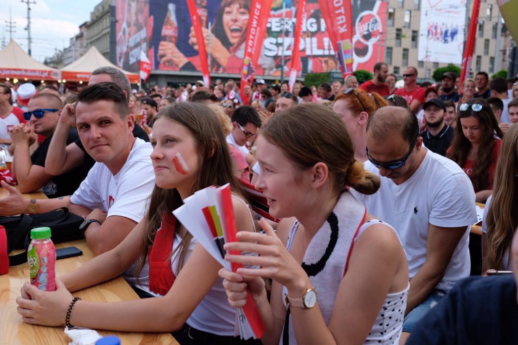 Biało-czerwoni grają w Moskwie z Senegalem, a tysiące kibiców trzyma za nich kciuki w katowickiej strefie kibica (Paweł Jędrusik)